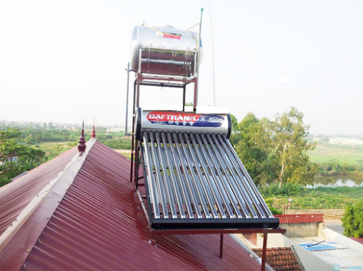 Lấp máy nước nóng năng lượng mặt trời trên mái nghiêng