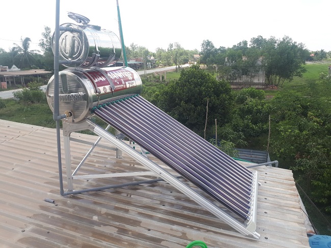 Lắp bồn nước phụ cho máy nước nóng năng lượng mặt trời trên mái tôn