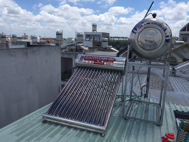 Giá cố bồn nước và máy nước nóng năng lượng mặt trời trên mái tôn